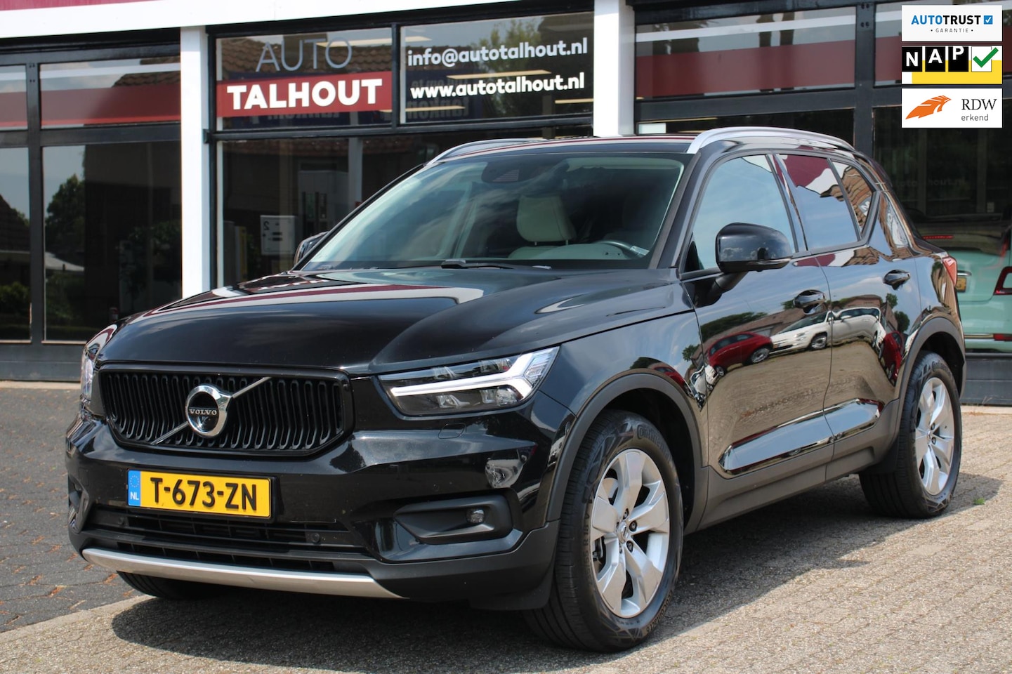 Volvo XC40 - 2.0 T4 AWD - Camera, Trekhaak, Apple Carplay, Keyless, BLIS - AutoWereld.nl