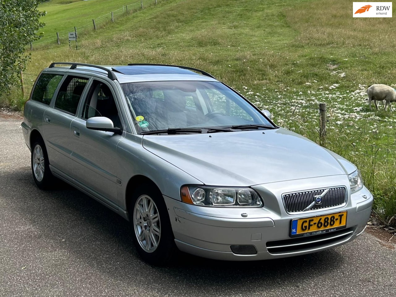 Volvo V70 - Volvo V70 2.0T 5 cilinder Clima/Cruise/sch kanteldak/Premium sound/ regensensor/dealer ond - AutoWereld.nl