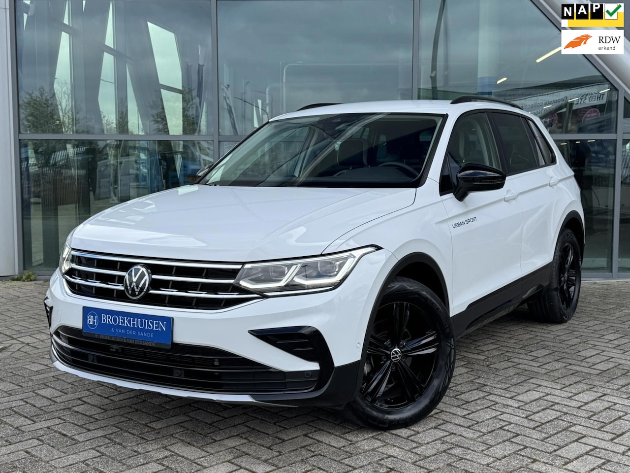 Volkswagen Tiguan - 1.5 TSI Urban Sport 150pk Automaat / Camera / IQ Light - AutoWereld.nl