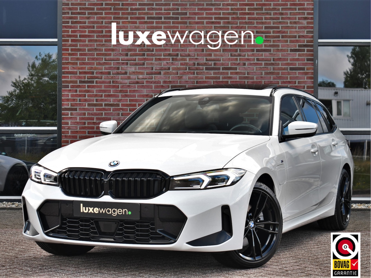 BMW 3-serie Touring - 330e M-Sport Pano ACC El-zetel HUD 19inch Camera Adp-onderstel - AutoWereld.nl