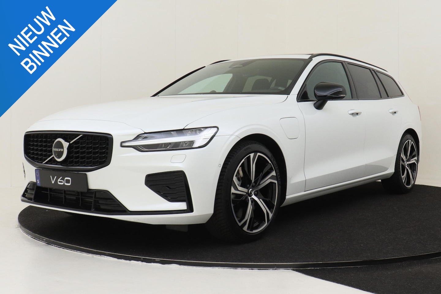 Volvo V60 - T6 PLUG-IN HYBRID AWD ULTRA DARK -PANO.DAK|BOWERS&WILKINS|360°CAM|POWER-SEATS|19"|ADAP.LED - AutoWereld.nl