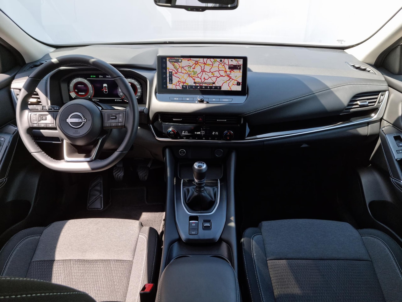 Nissan Qashqai - 1.3 MHEV N-Connecta / Panoramadak / Navigatie / Camera / Trekhaak 1400 KG / - AutoWereld.nl