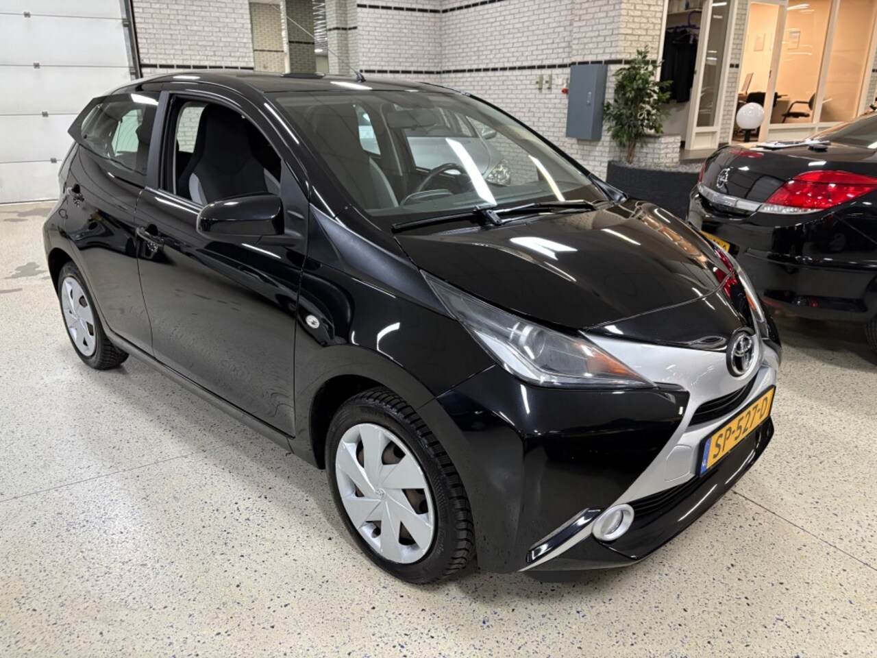 Toyota Aygo - 1.0 VVT-I X-PLAY / Airco / Camera / Apple carplay / Multimedia - AutoWereld.nl