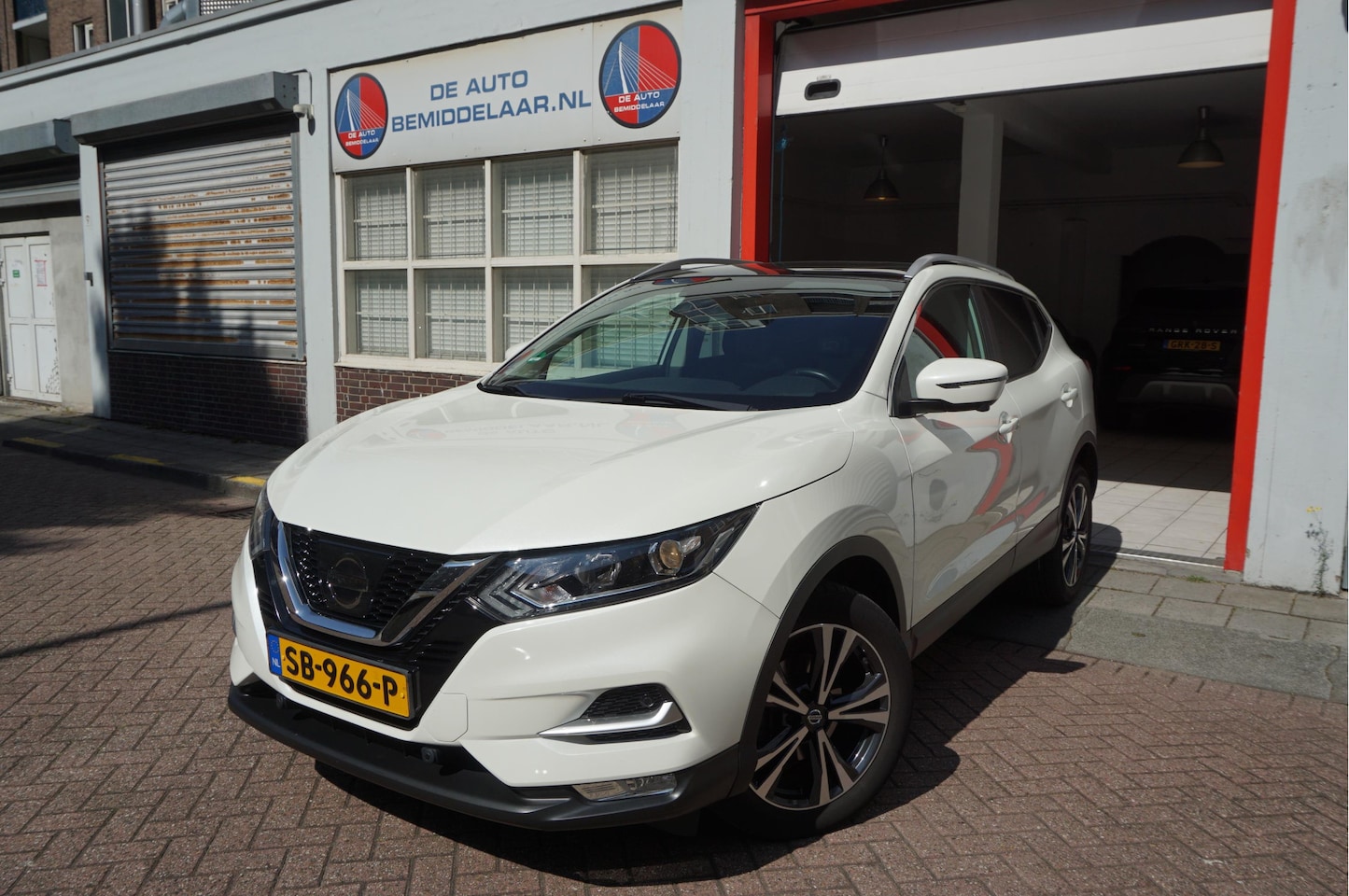Nissan Qashqai - 1.2 N-Connecta NL AUTO | NAP | Panoramadak | 360 camera | Lane Departure | Premium Pearl W - AutoWereld.nl