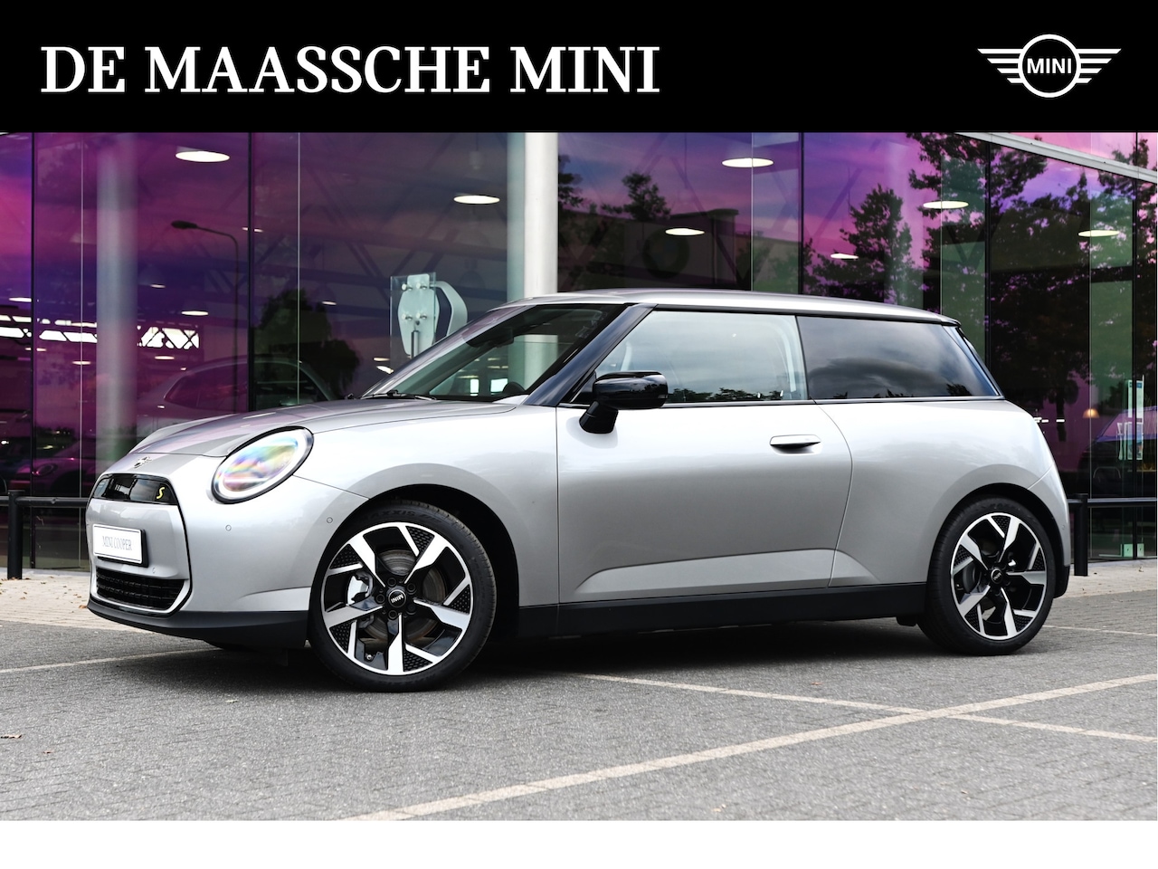 MINI Mini-Electric - Hatchback Cooper SE / Favoured Trim / Pakket M / 18 inch Slide Spoke 2-tone - AutoWereld.nl