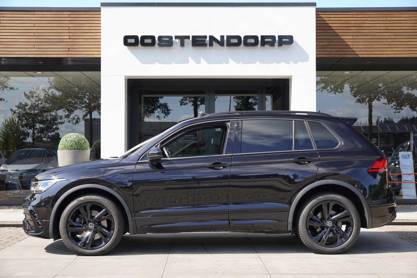 Volkswagen Tiguan - Volkswagen Tiguan 1.4TSI/245pk eHybrid R-Line Blackstyle|2022|Panoramadak|MatrixLED|Virtua - AutoWereld.nl