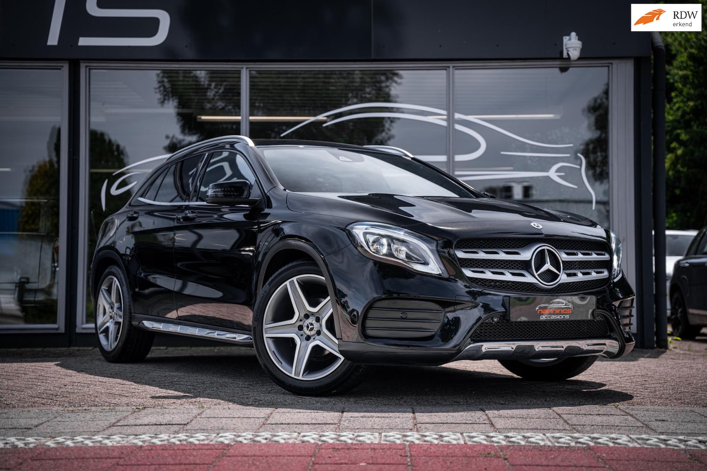 Mercedes-Benz GLA-Klasse - 180 Business Solution AMG Night Upgrade Carplay|Trekhaak|Camera|Led|19"LMV - AutoWereld.nl
