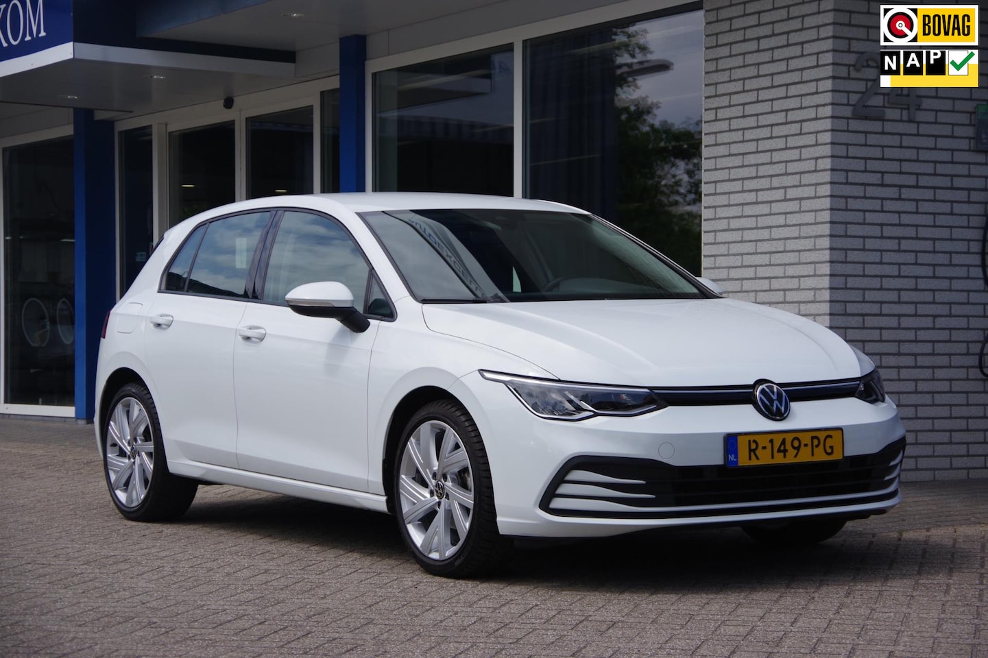 Volkswagen Golf - 1.0 TSI Life Navigatie PDC Carplay 18inch - AutoWereld.nl
