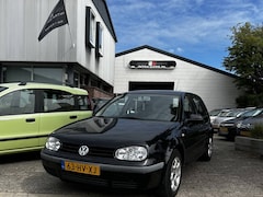 Volkswagen Golf - 1.6-16V Trendline Motor rookt, loop of sloop auto zo meenemen, verder een keurig nette aut