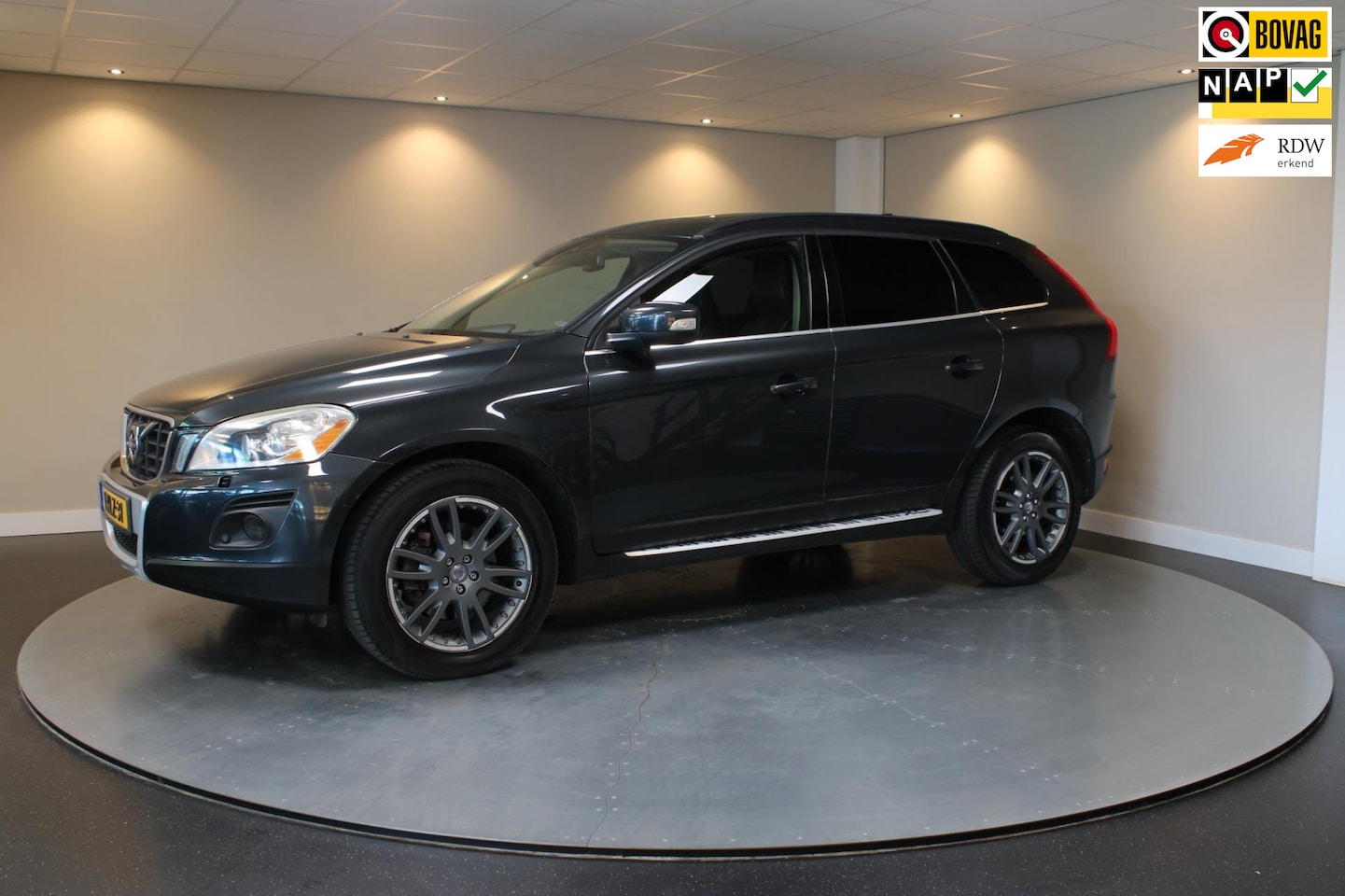 Volvo XC60 - 3.0 T6 AWD Momentum *Automaat* Trekhaak|Carplay|Pano - AutoWereld.nl