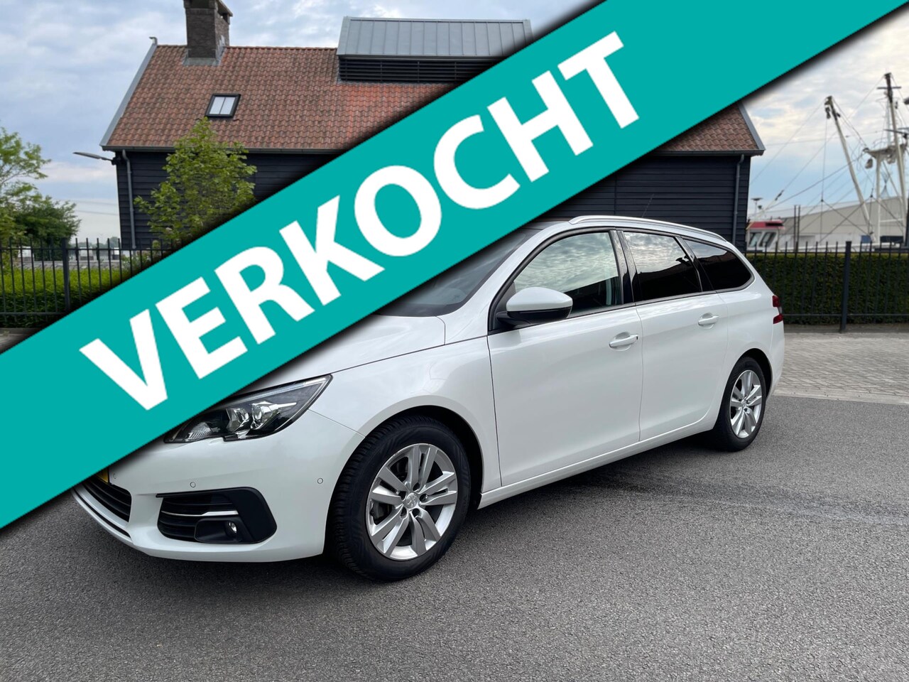 Peugeot 308 SW - 1.2 PureTech Blue Lease Executive Panoramdak Navi Led-xenon Pdc - AutoWereld.nl