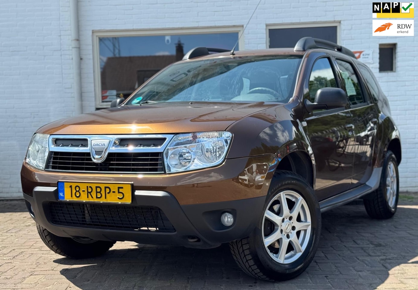 Dacia Duster - 1.6 Lauréate 2wd Airco Trekhaak - AutoWereld.nl