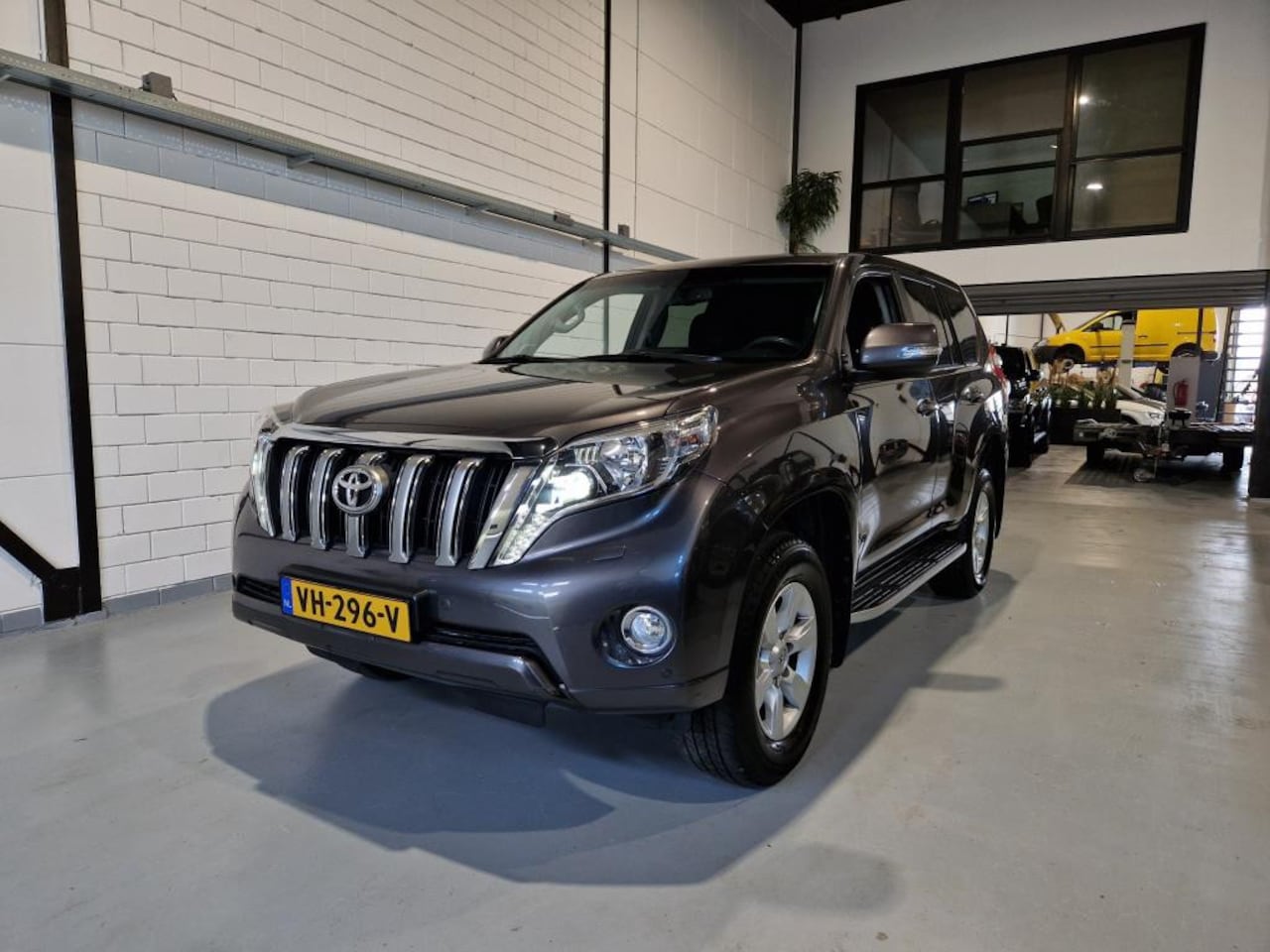 Toyota Land Cruiser - LandCruiser 3.0 D-4D-F Grijs Kenteken - AutoWereld.nl