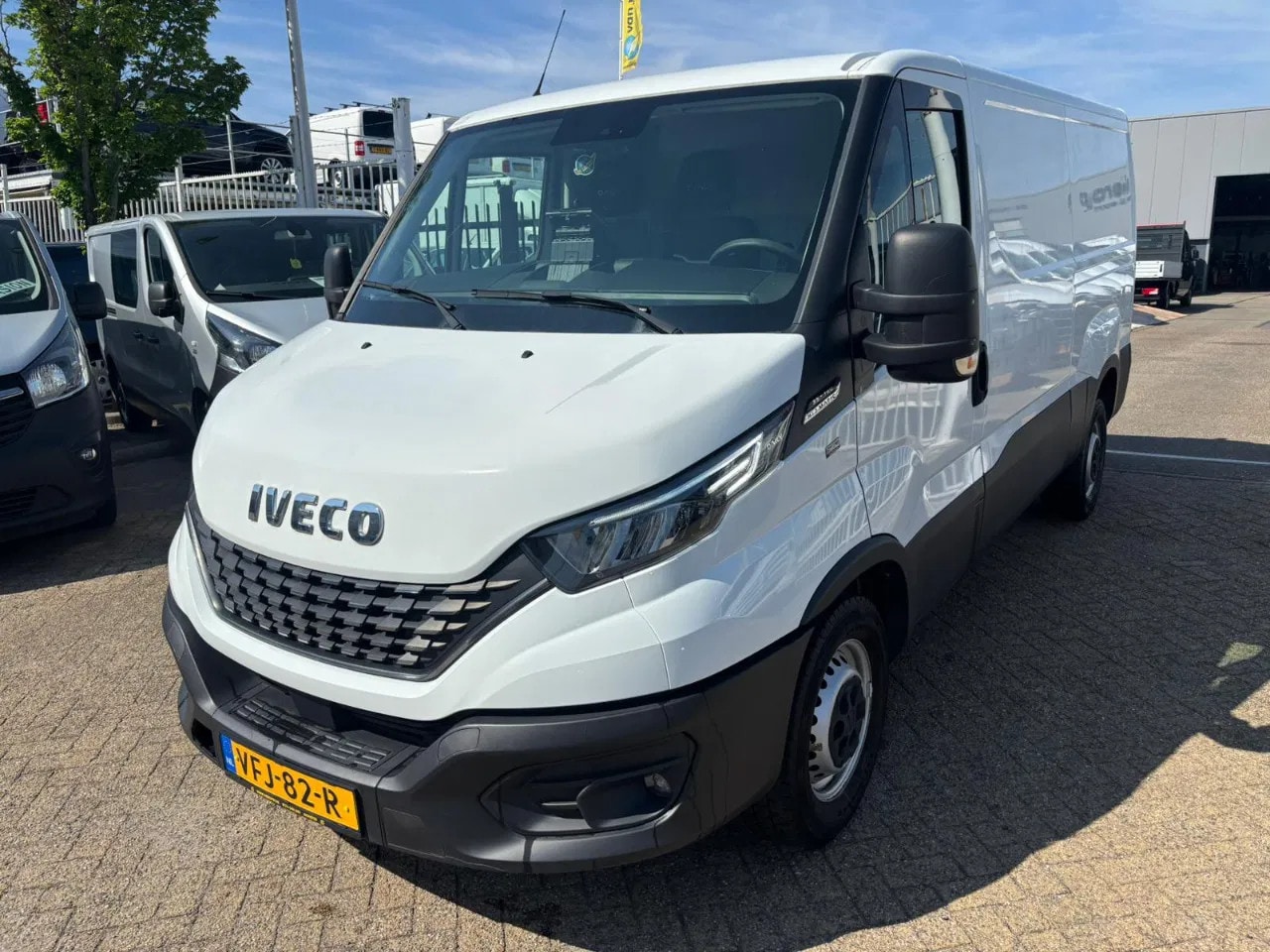 Iveco Daily - 35S14 l2h1 automaat airco 140000km euro 6 3500kg trekhaak - AutoWereld.nl
