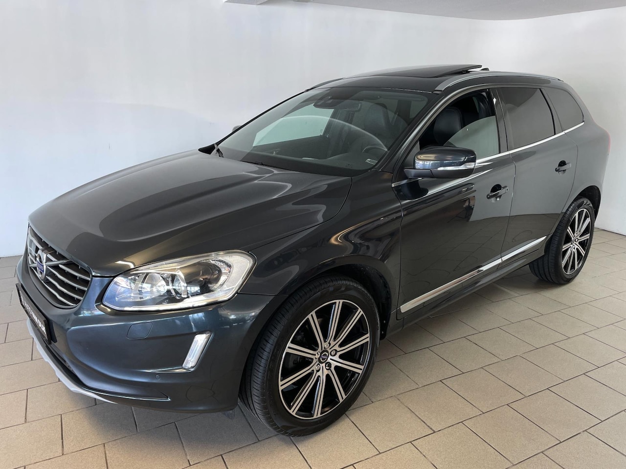 Volvo XC60 - 2.0 D4 FWD R-Design AUTOMAAT PANO DAK AIRCO NAVI CRUISE BLUETOOTH ELEK RAMEN CENT VERG VEL - AutoWereld.nl