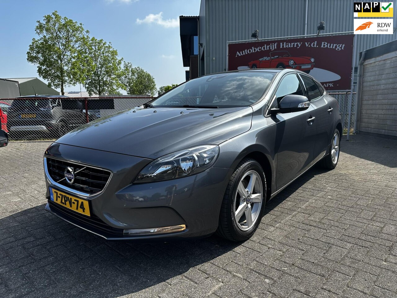 Volvo V40 - 1.6 T3 Kinetic Panorama | Afn. Trekhaak | Navigatie - AutoWereld.nl