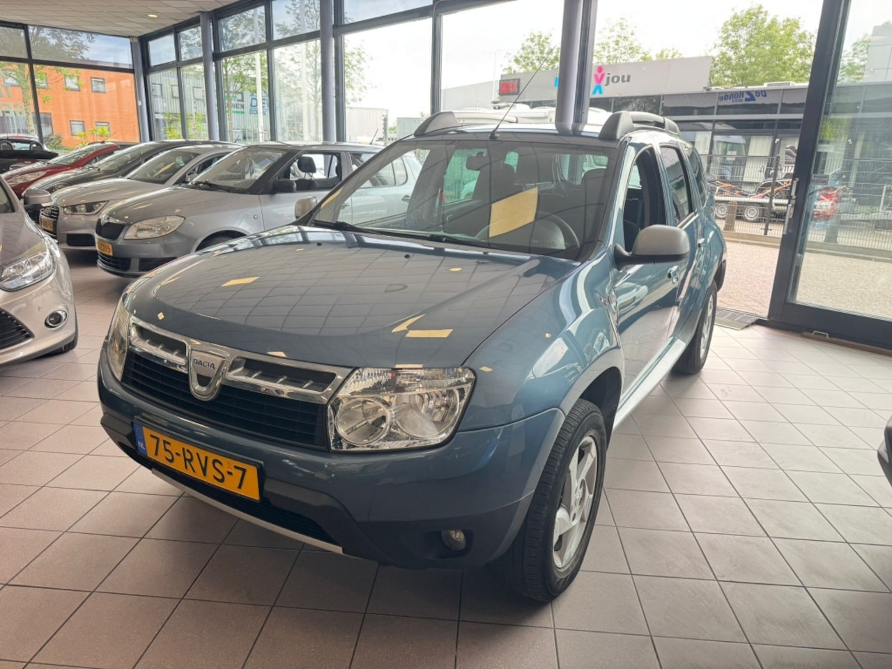 Dacia Duster - 1.6 Lauréate 2wd NW. APK LMV 2E EIGENAAR BJ 2011 !!! - AutoWereld.nl