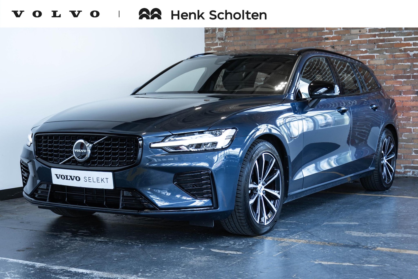 Volvo V60 - T6 Plug-in hybrid AWD Plus Dark | Panoramadak | 360° parkeercamera | Parkeersensoren voor - AutoWereld.nl