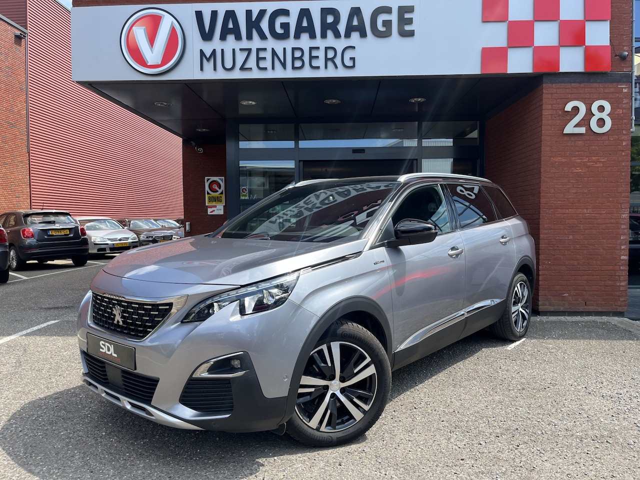 Peugeot 5008 - 1.2 PureTech GT-Line 7P. // LED // HALF LEDER // DODEHOEK // CAMERA+SENSOREN // NAVI+CARPL - AutoWereld.nl