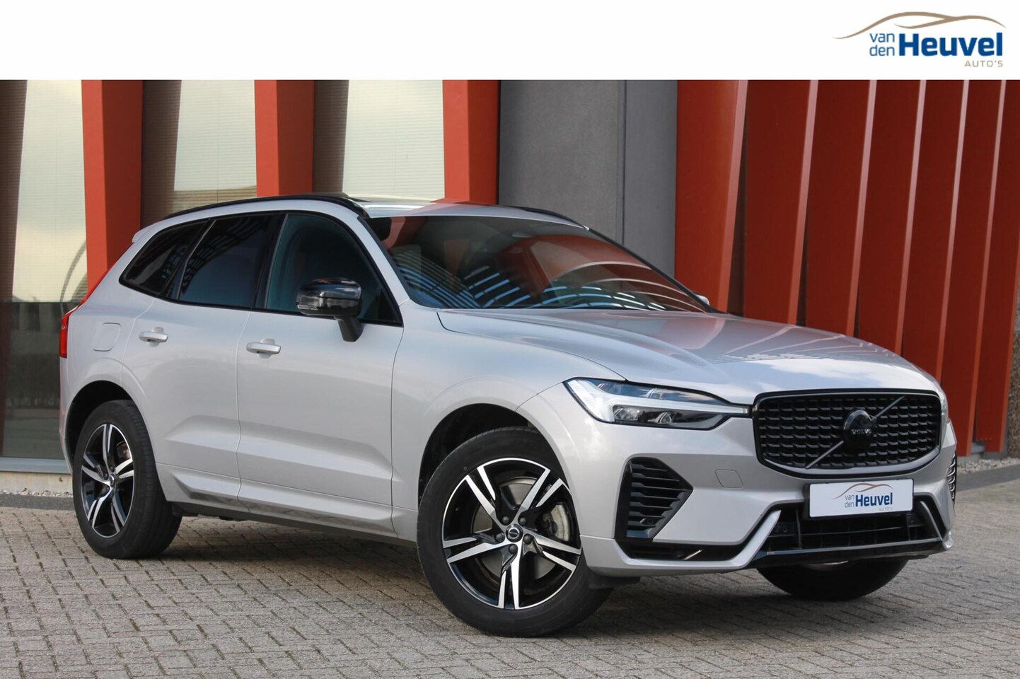 Volvo XC60 - T6 Recharge AWD Plus Dark | Longe Range | Panoramadak | Parkeercamera | Glossy Black - AutoWereld.nl
