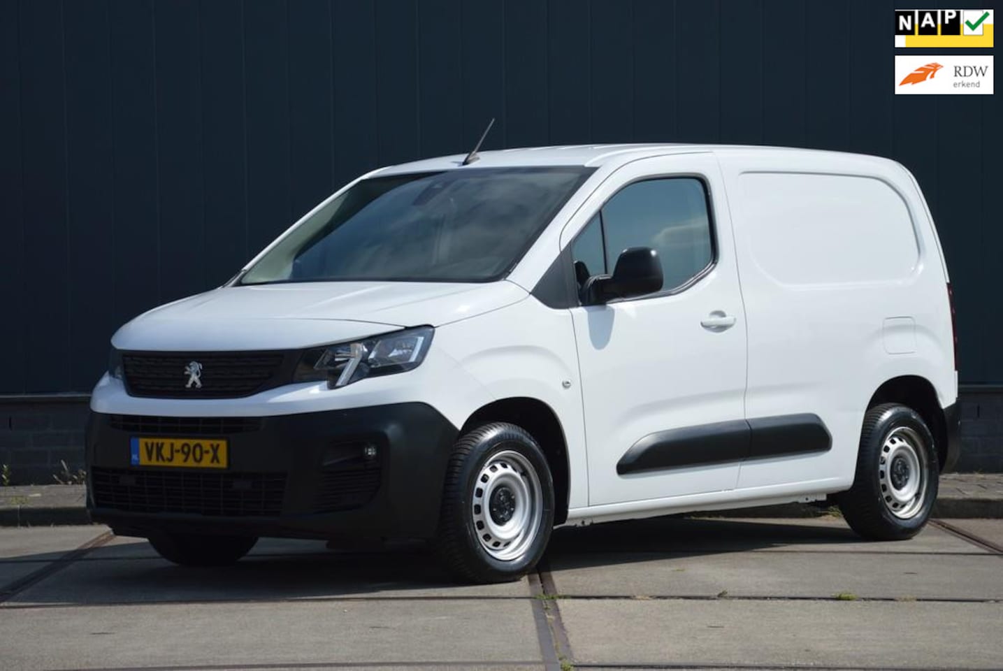 Peugeot Partner - 1.2 PureTech Premium Benzine 110PK Euro 6 Airco Schuifdeur - AutoWereld.nl