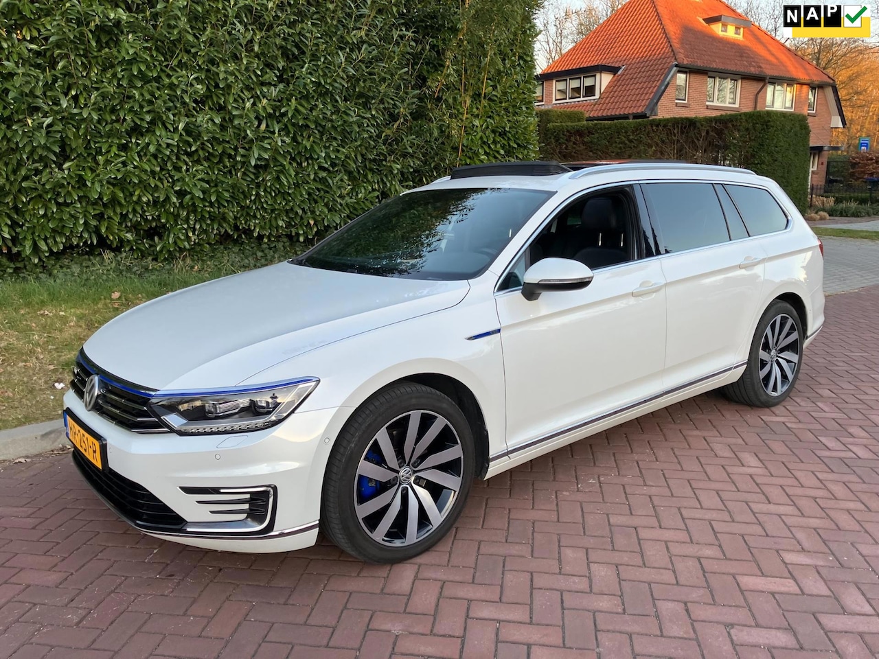 Volkswagen Passat Variant - 1.4 TSI GTE Highline panorama dak mooie auto vele opties - AutoWereld.nl