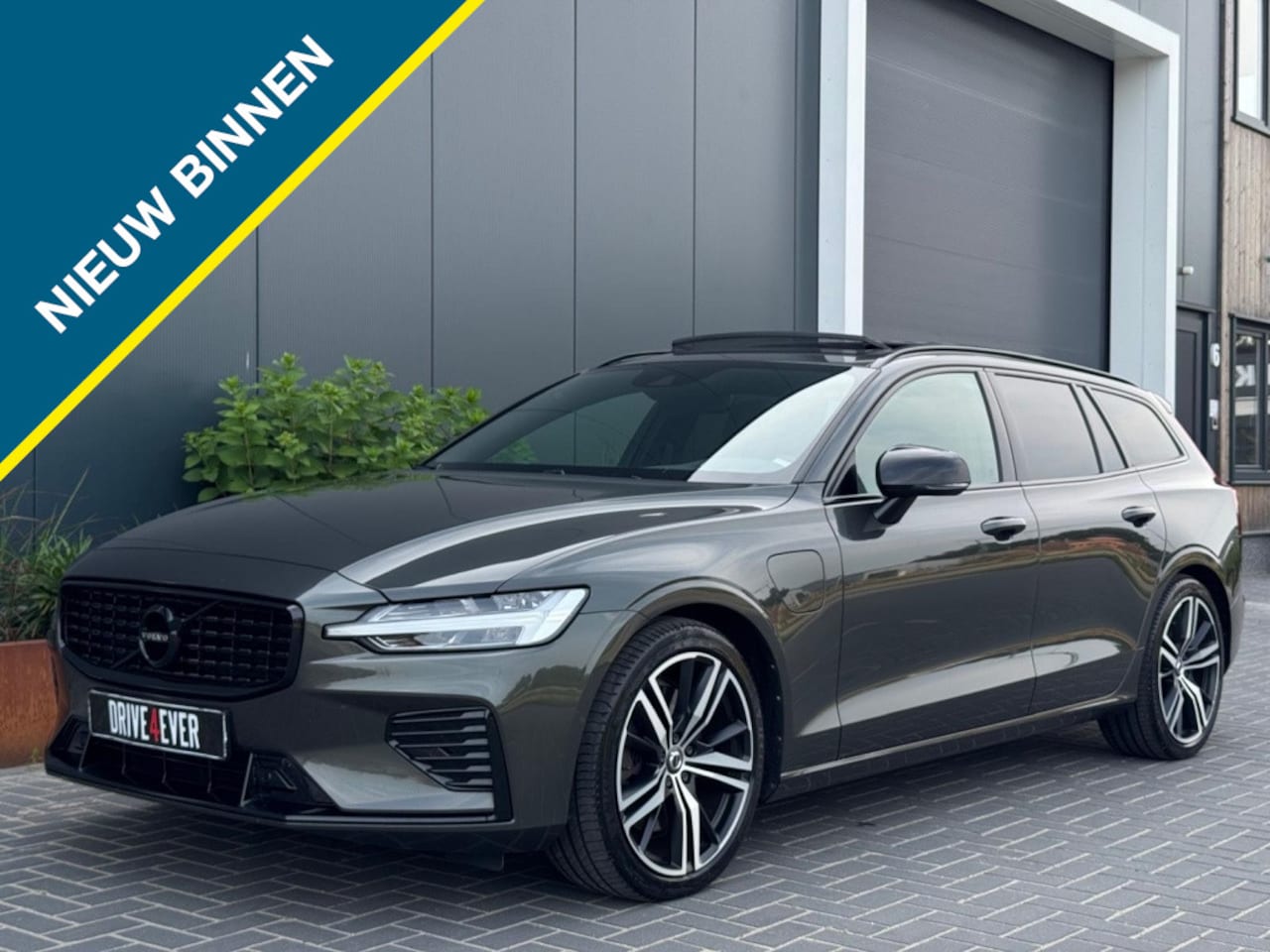 Volvo V60 - 2.0 T8 TE AWD R-Des. 392pk PANO CR CONTROL 360 CAMERA NAVI ECC - AutoWereld.nl