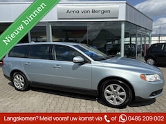 Volvo V70 - 2.0 Momentum, lederen interieur, climatronic, cruisecontrol, pdc, trekhaak, zeer nette aut