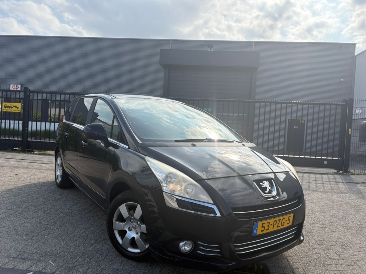 Peugeot 5008 - 1.6 HDiF Panorama|Navigatie 6bak - AutoWereld.nl