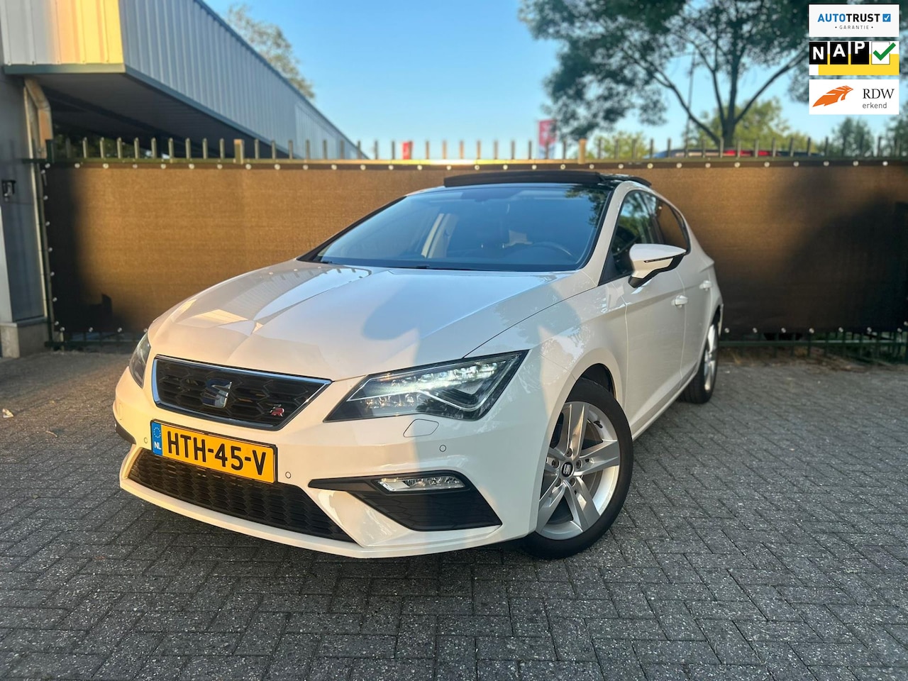 Seat Leon ST - 1.4 EcoTSI FR|Pano|PDC|LED|Lage KM! - AutoWereld.nl