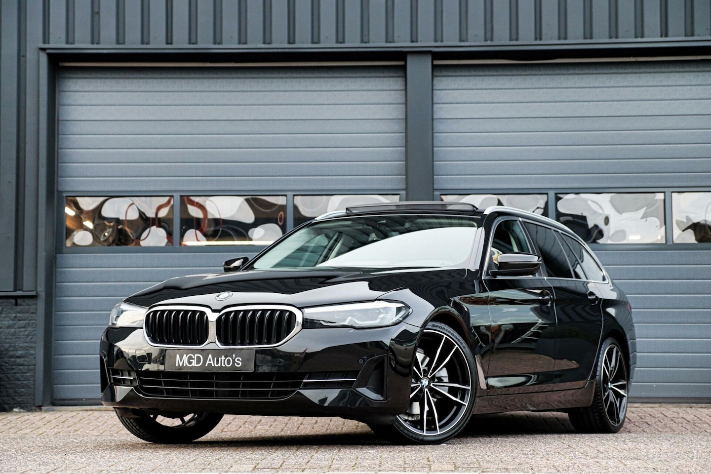 BMW 5-serie Touring - 520i Executive /LED/PANODAK/STOELVERW./CAMERA/CARPLAY/SFEERVERL./LEDER! - AutoWereld.nl