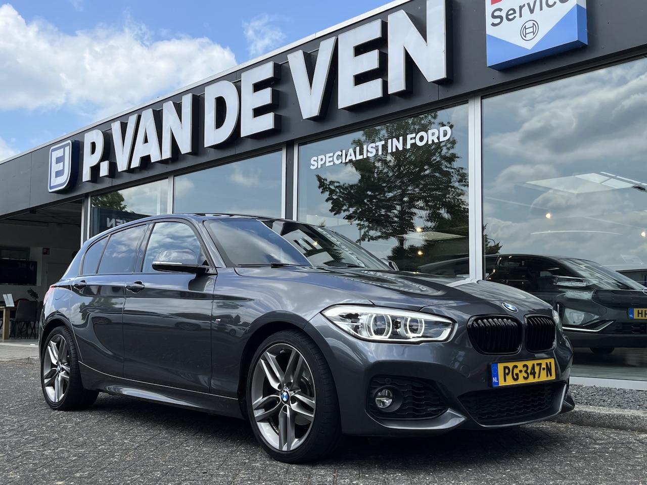 BMW 1-serie - 118i Corporate Lease High Executive M Sport Automaat | M-Sport | Origineel Carplay | Vol l - AutoWereld.nl