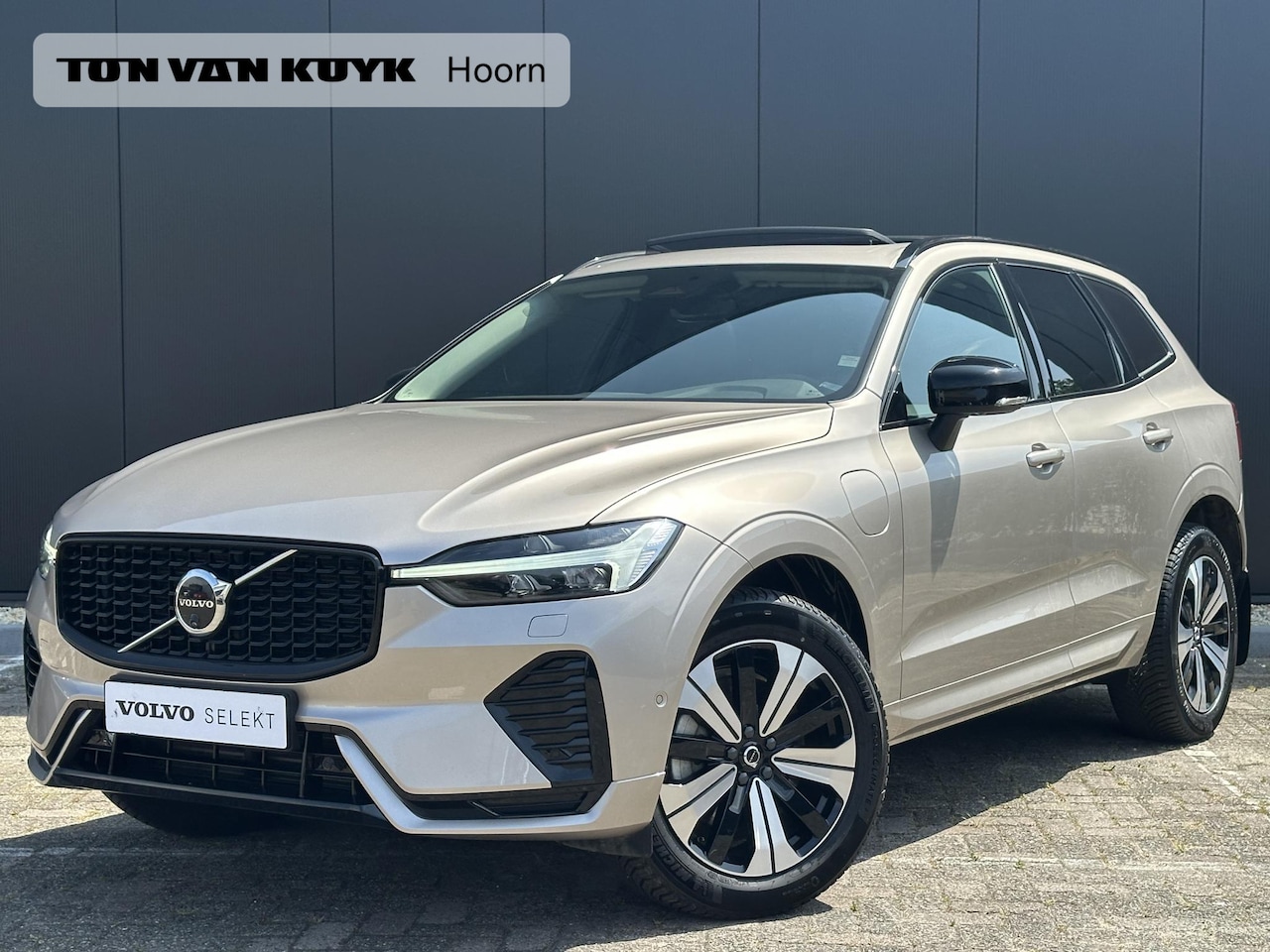 Volvo XC60 - 2.0 T6 Plug-in hybrid AWD Plus Dark Pano. dak / Verwarmde stoelen / 360 camera / Harman Ka - AutoWereld.nl