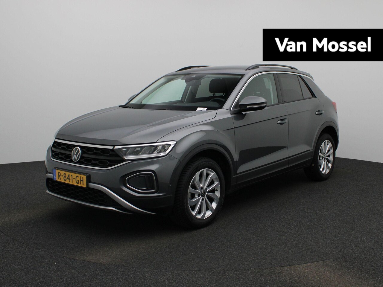 Volkswagen T-Roc - 1.0 TSI Life | LMV | Parkeer sensoren | Virtual cockpit | Cruise control | DAB | Apple car - AutoWereld.nl