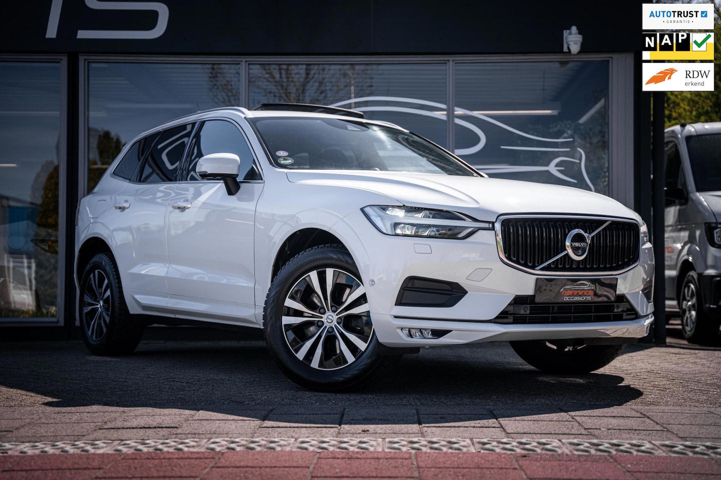 Volvo XC60 - 2.0 T5 AWD Momentum|B&W audio|Luchtvering|Trekhaak|HUD|Schuif/kantel|360 camera|Achterbank - AutoWereld.nl