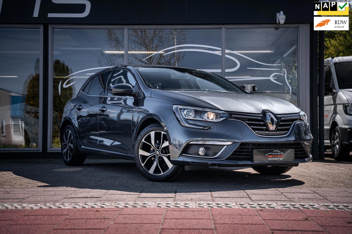 Renault Mégane - 1.3 TCe Bose|Automaat|Trekhaak|Camera|Climate|Cruise|Keyless|17''|ORG NL - AutoWereld.nl