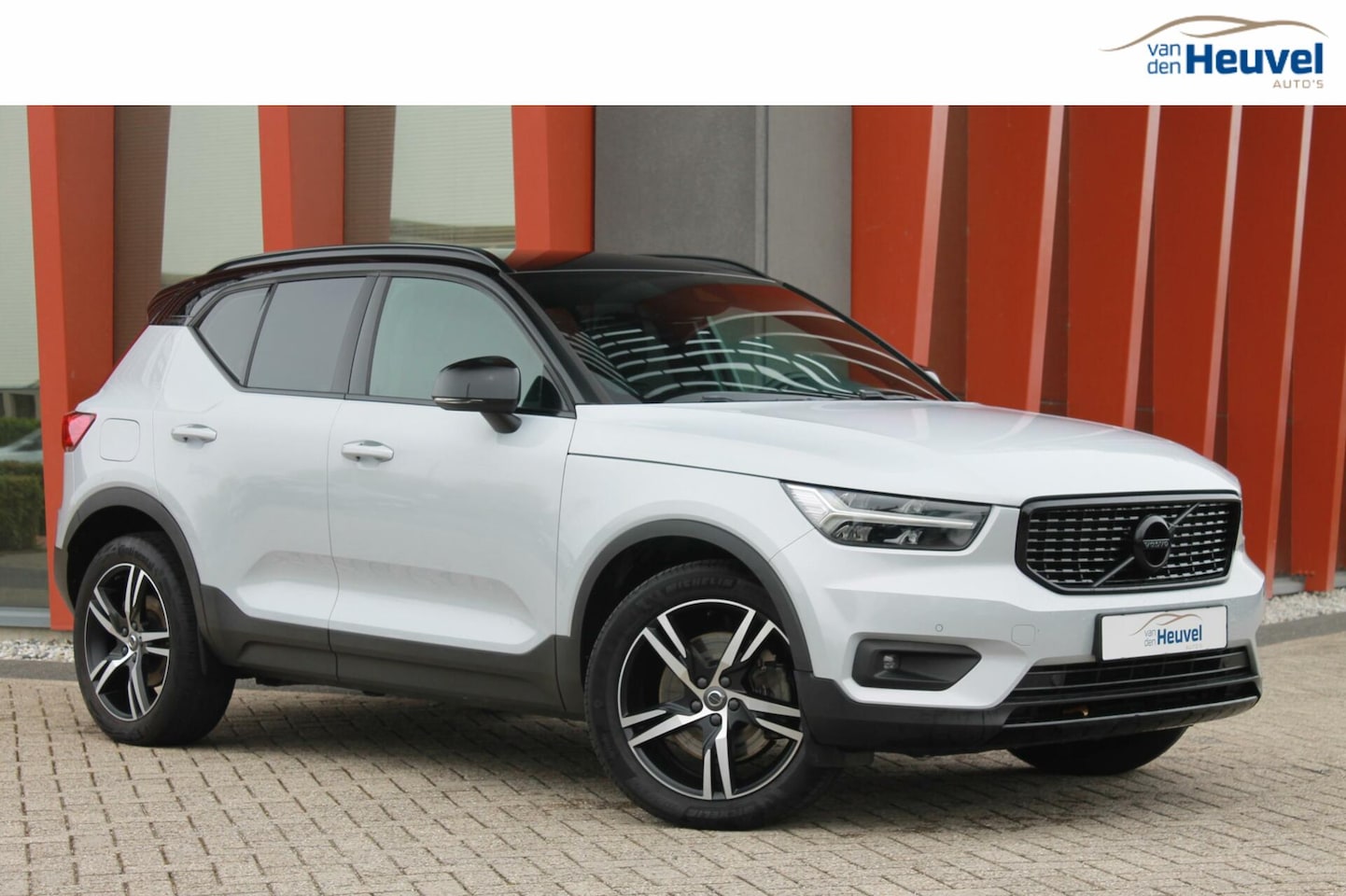 Volvo XC40 - T5 Recharge R-Design | Stoelverwarming | Parkeercamera | Glossy Black | Keyless - AutoWereld.nl