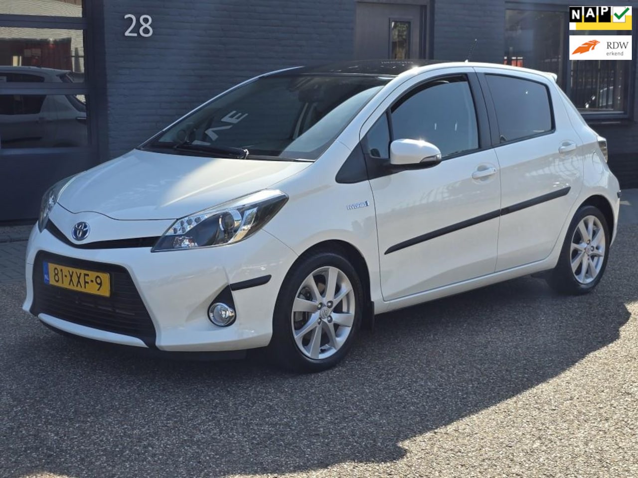 Toyota Yaris - 1.5 Full Hybrid Dynamic NAVI PANO DAK CAMERA DEALER ONDERHOUDEN - AutoWereld.nl