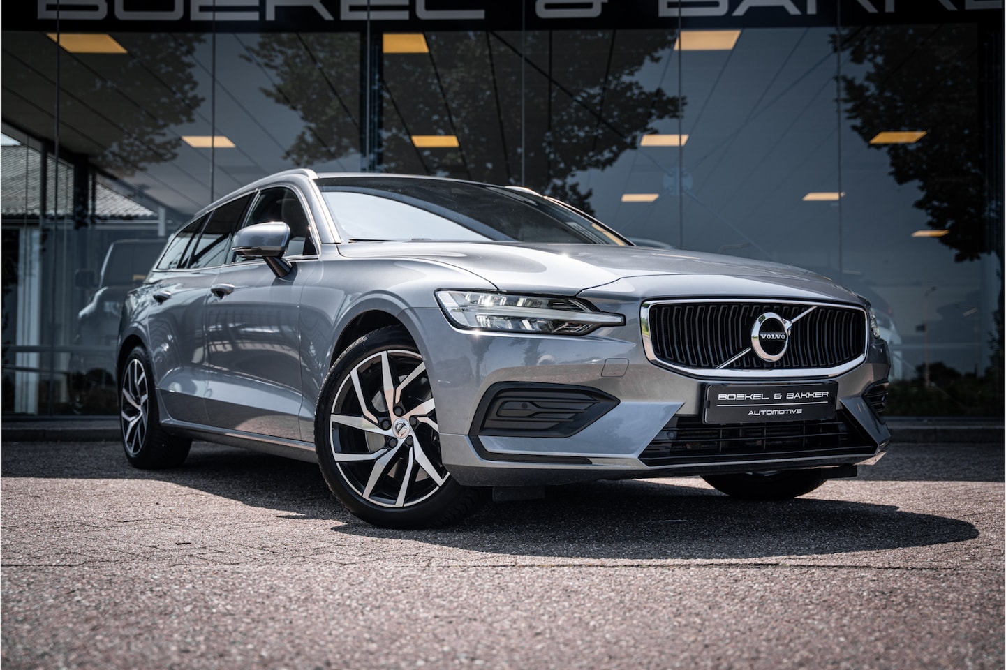 Volvo V60 - 2.0 T5 Momentum Geartr. (250pk) ** Intellisafe Surround ** Trekhaak ** Leer - AutoWereld.nl
