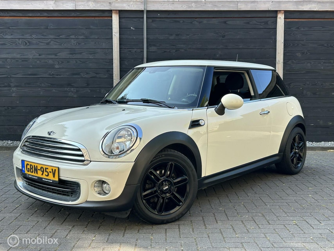 MINI One - 1.6 Clima / Striping / half leder / 105.838 KM!!! - AutoWereld.nl