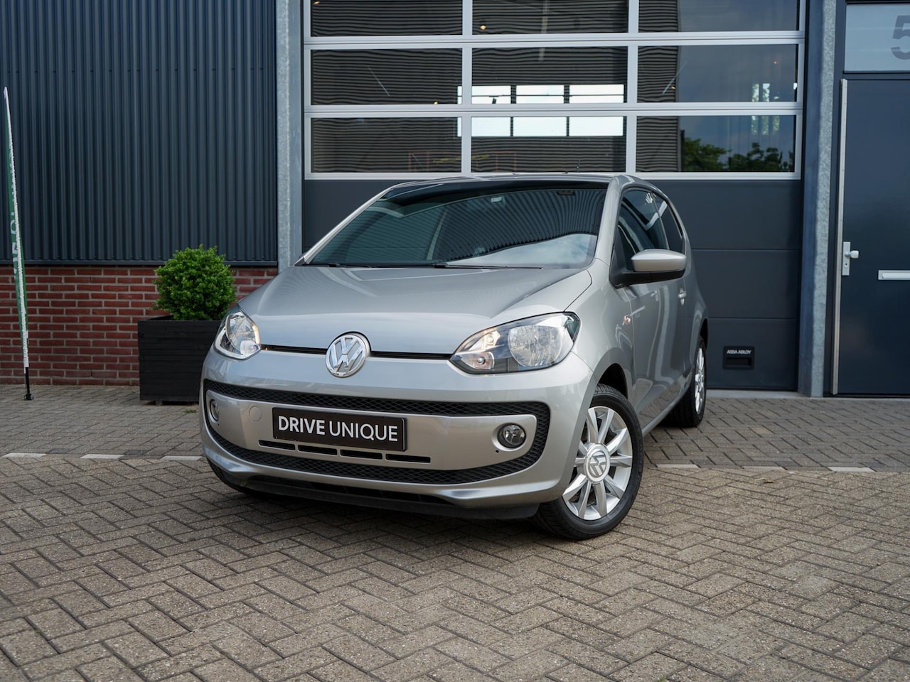 Volkswagen Up! - 1.0 Clup up! | Stoelverwarming | Bluetooth | Lichtmetalen velgen | Airco - AutoWereld.nl