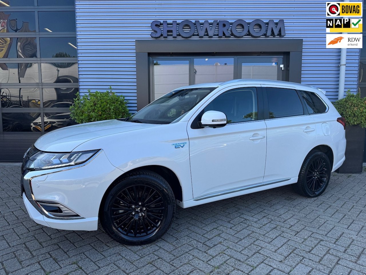 Mitsubishi Outlander - 2.4 PHEV Intense Automaat|Trekhaak|Applecarplay|Camera|Pano - AutoWereld.nl