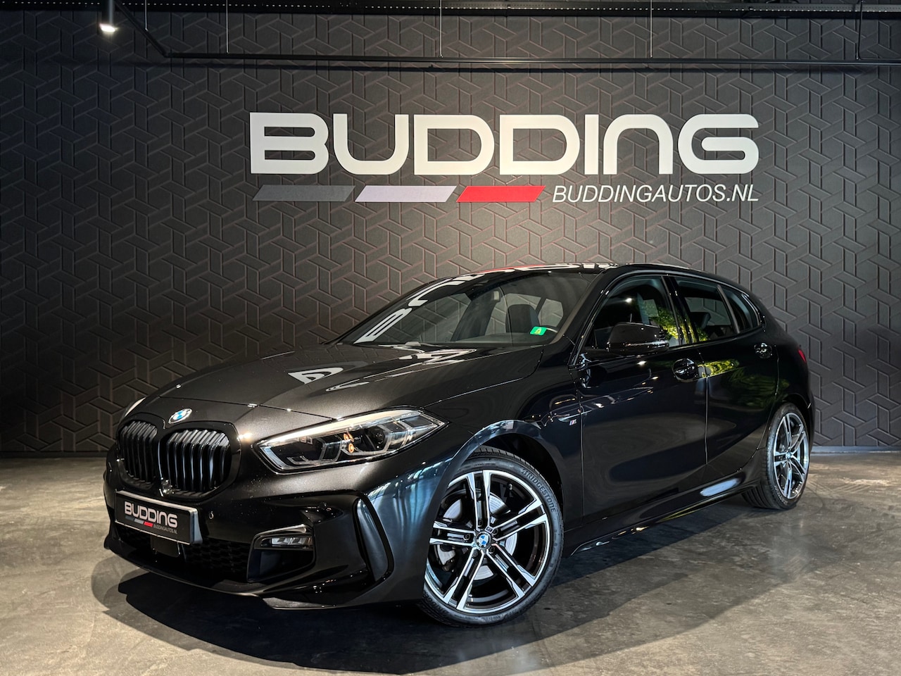 BMW 1-serie - 118i High Exe Ed | M-sport | CarPlay | Leder - AutoWereld.nl