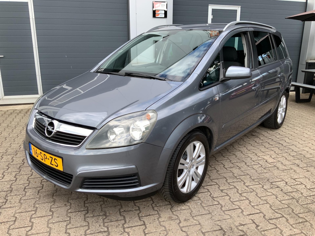 Opel Zafira - 2.2 Executive 7-Zitter APK 6-2026 - AutoWereld.nl