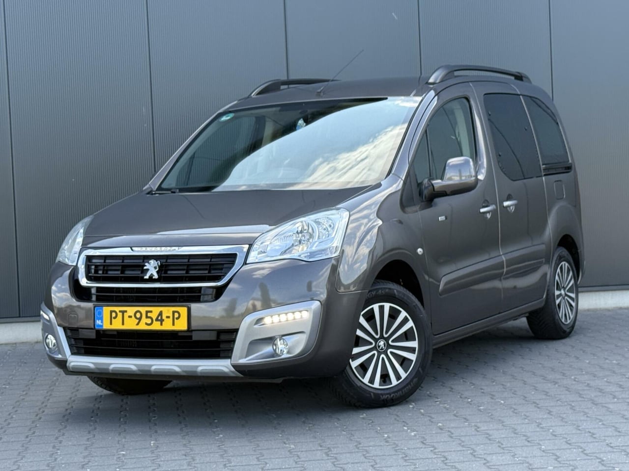 Peugeot Partner Tepee - 1.2 PureTech Active LED - Trekhaak - Luxe Uitvoering - AutoWereld.nl