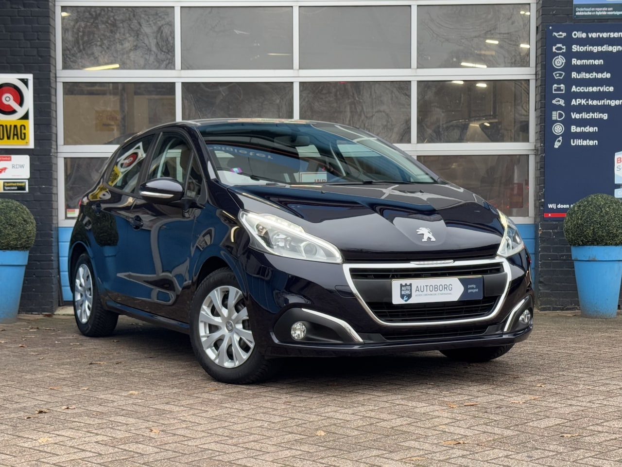 Peugeot 208 - 1.2 RIJKLAAR! Nieuwe Distributie Prijs Inclusief Onderhoud & 12 Maand BOVAG Garantie | Blu - AutoWereld.nl