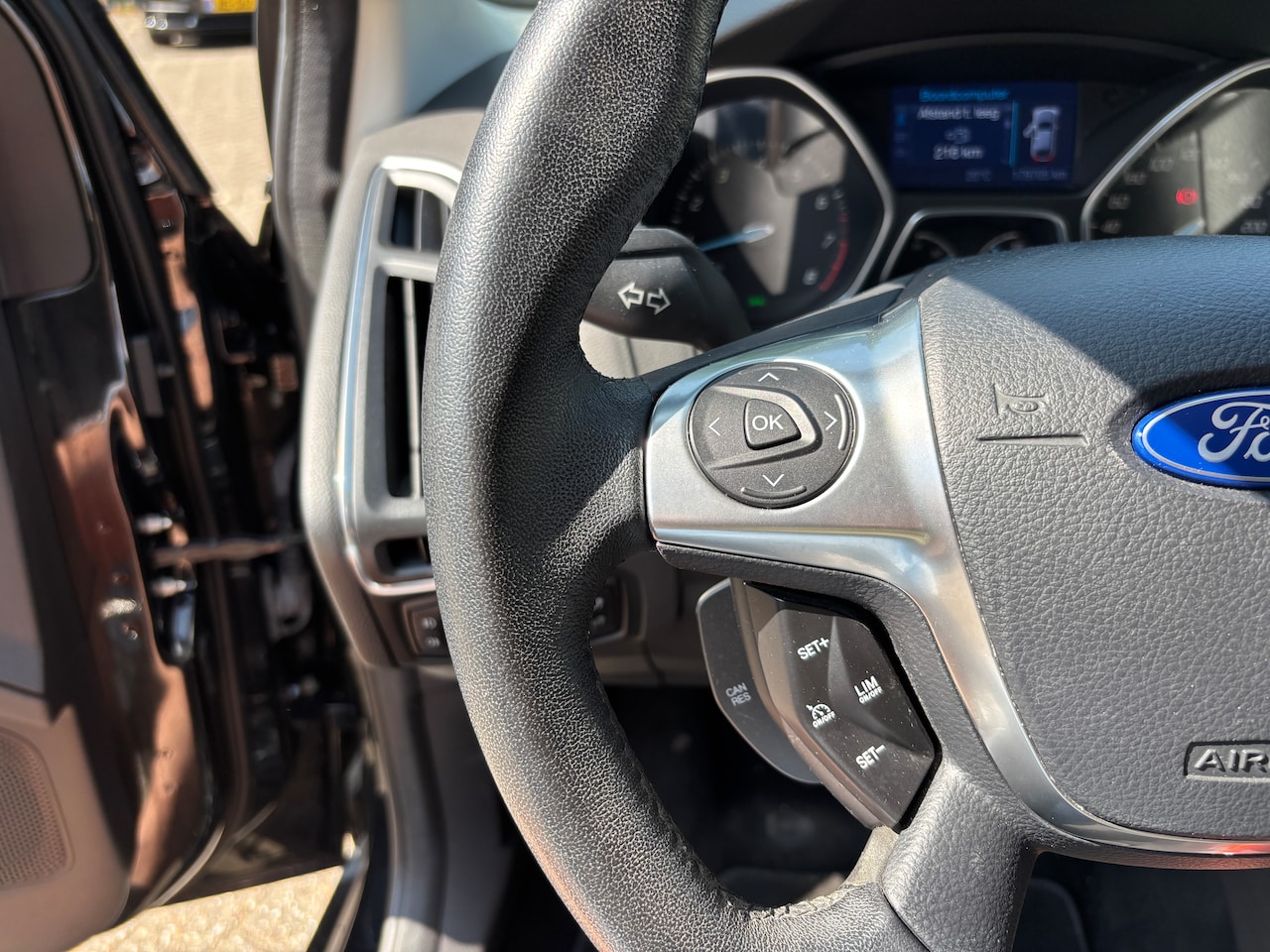 Ford Focus Wagon - 1.0 EcoBoost Titanium | Org-NL auto. D-riem verv. Dealer ondh. Navi.