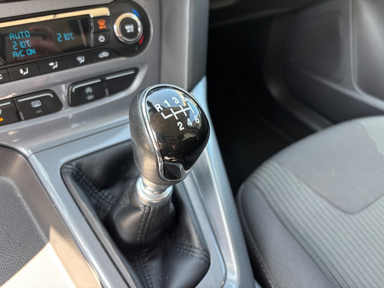 Ford Focus Wagon - 1.0 EcoBoost Titanium | Org-NL auto. D-riem verv. Dealer ondh. Navi.