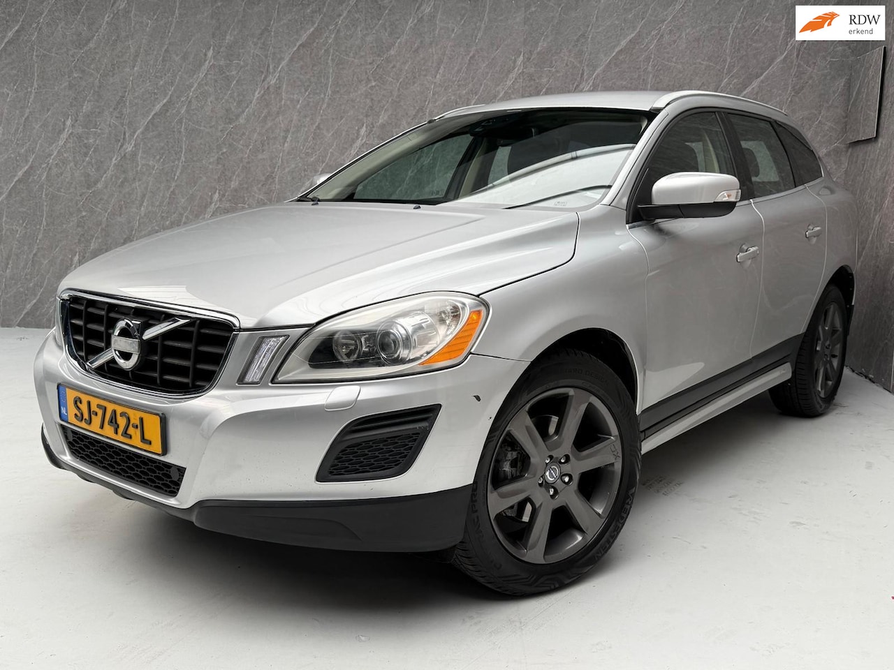 Volvo XC60 - 2.0 T5 R-Design / AUT / APK - AutoWereld.nl