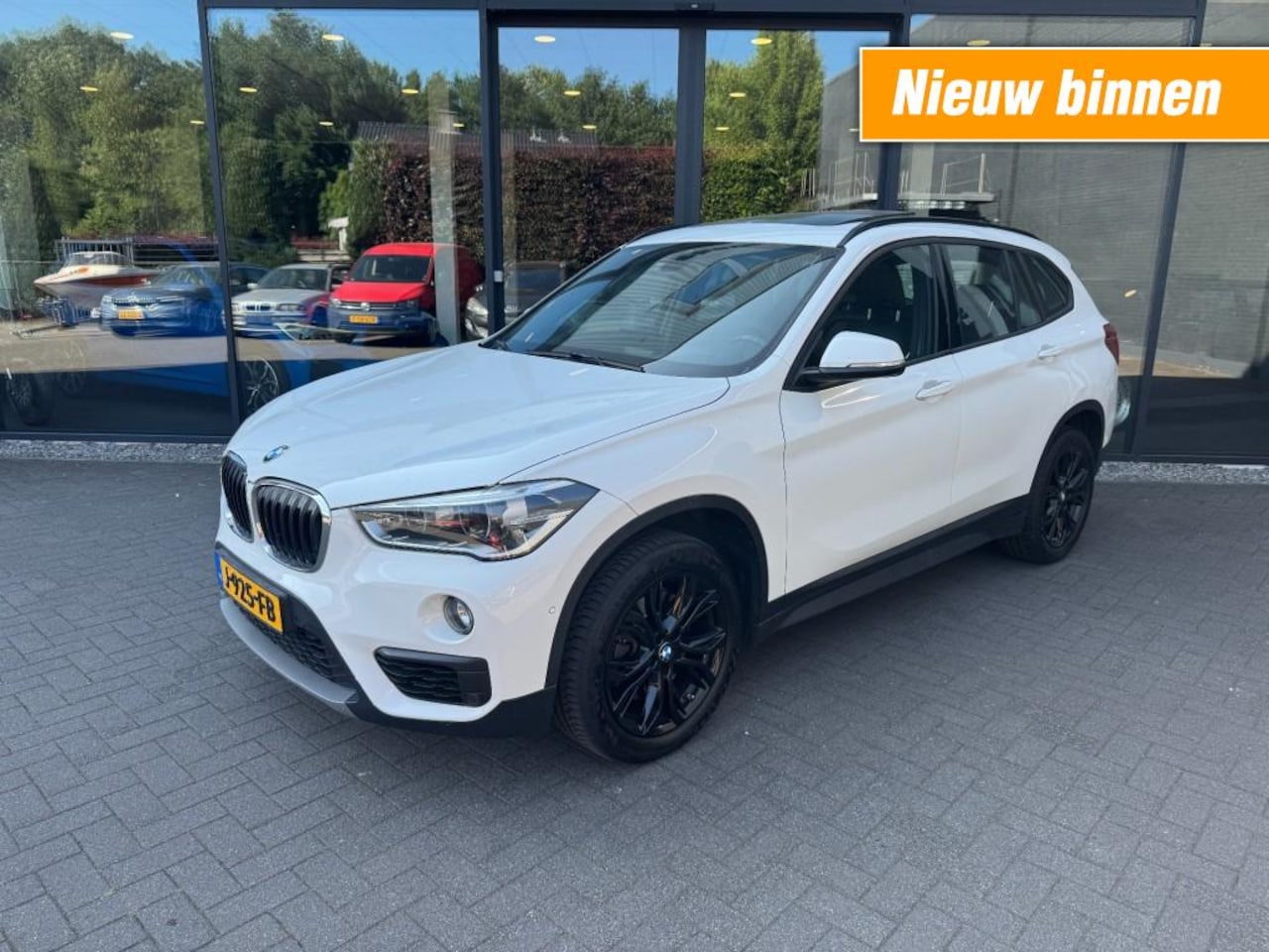 BMW X1 - xDrive20i High Exe,Pano,LED,Leer,Keyless,Stoelverw,Dealer OH - AutoWereld.nl